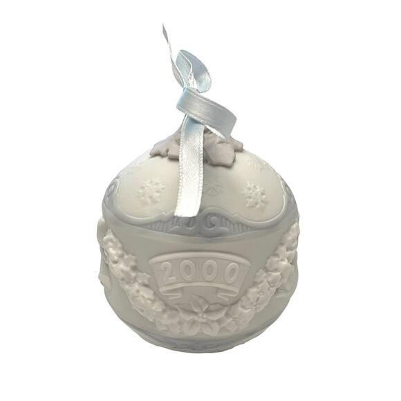 Vintage LLADRO 2000 WEDDING CHRISTMAS ORNAMENT Embossed PORCELAIN #16699 - Picture 2 of 8